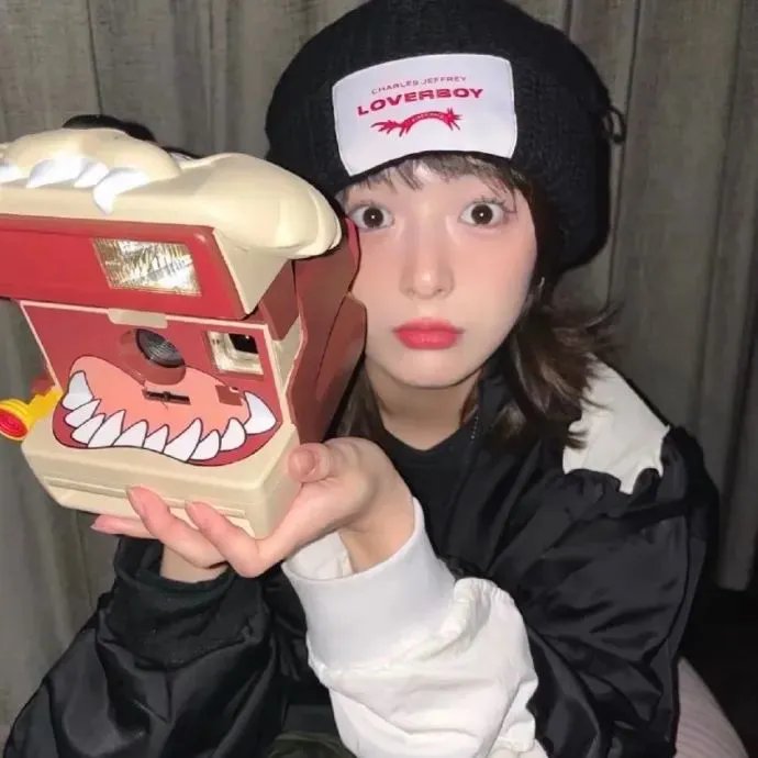 街上流行红裙子 封面